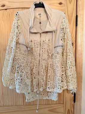 gimmicks by BKE Crochet lace high low full zip jacket EUC